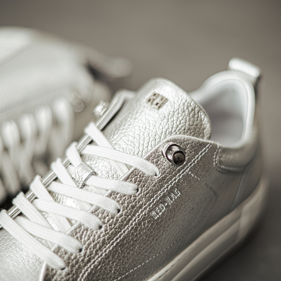 Zilverkleurige sneakers | 74402